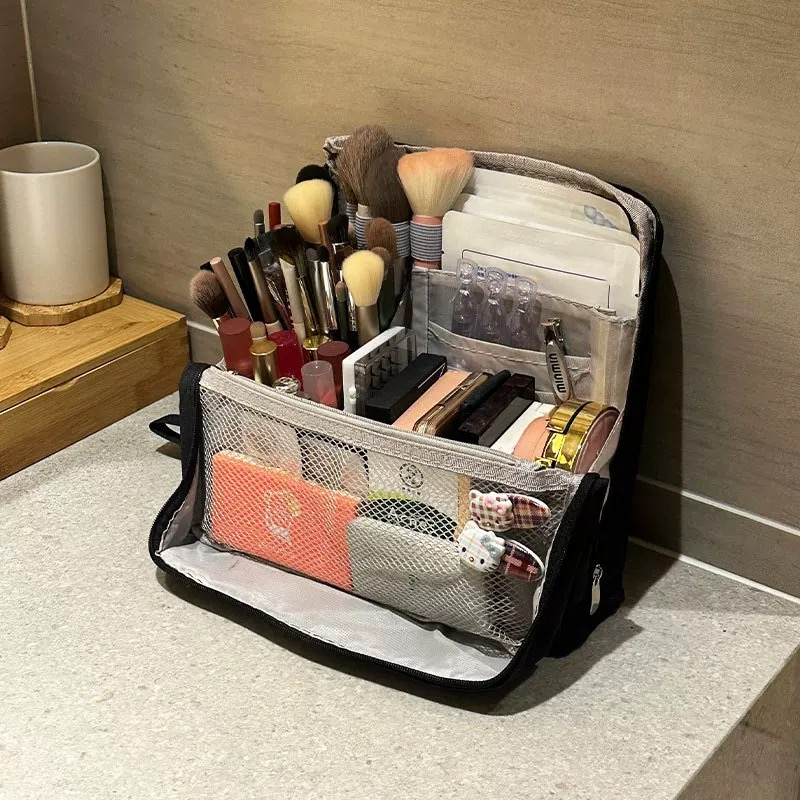 Lunette™ – Keep Your Makeup Neatly Packed